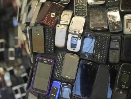艺术家用废旧电子产品做雕塑 你能认出来吗